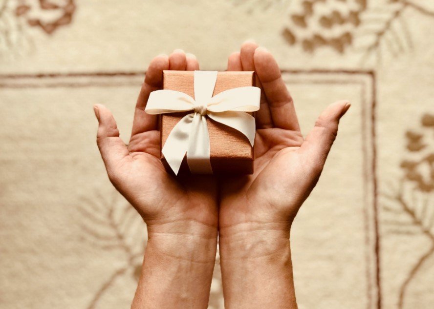 4 Ways of Giving Gifts that will Impress Your Recipient