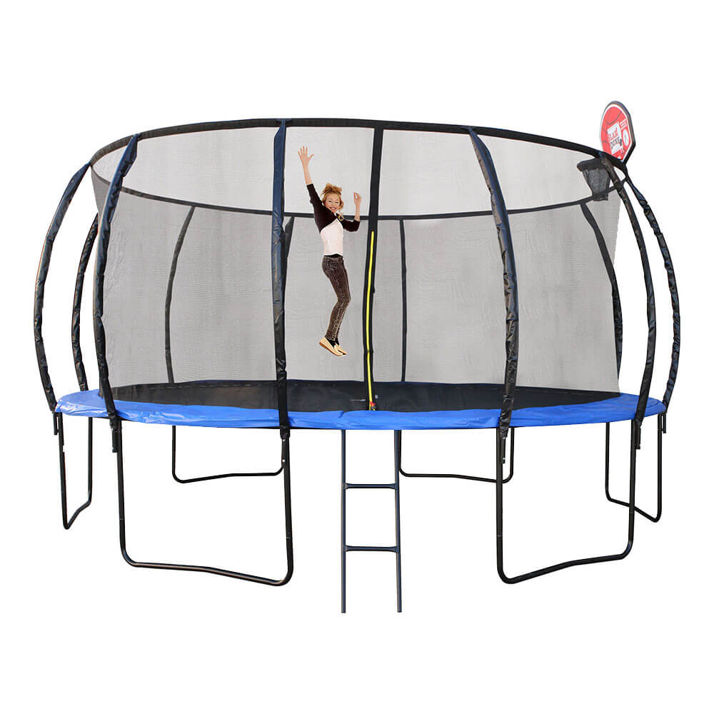 Trampolin mit Leiterschuhbeutel und Basketballkorb