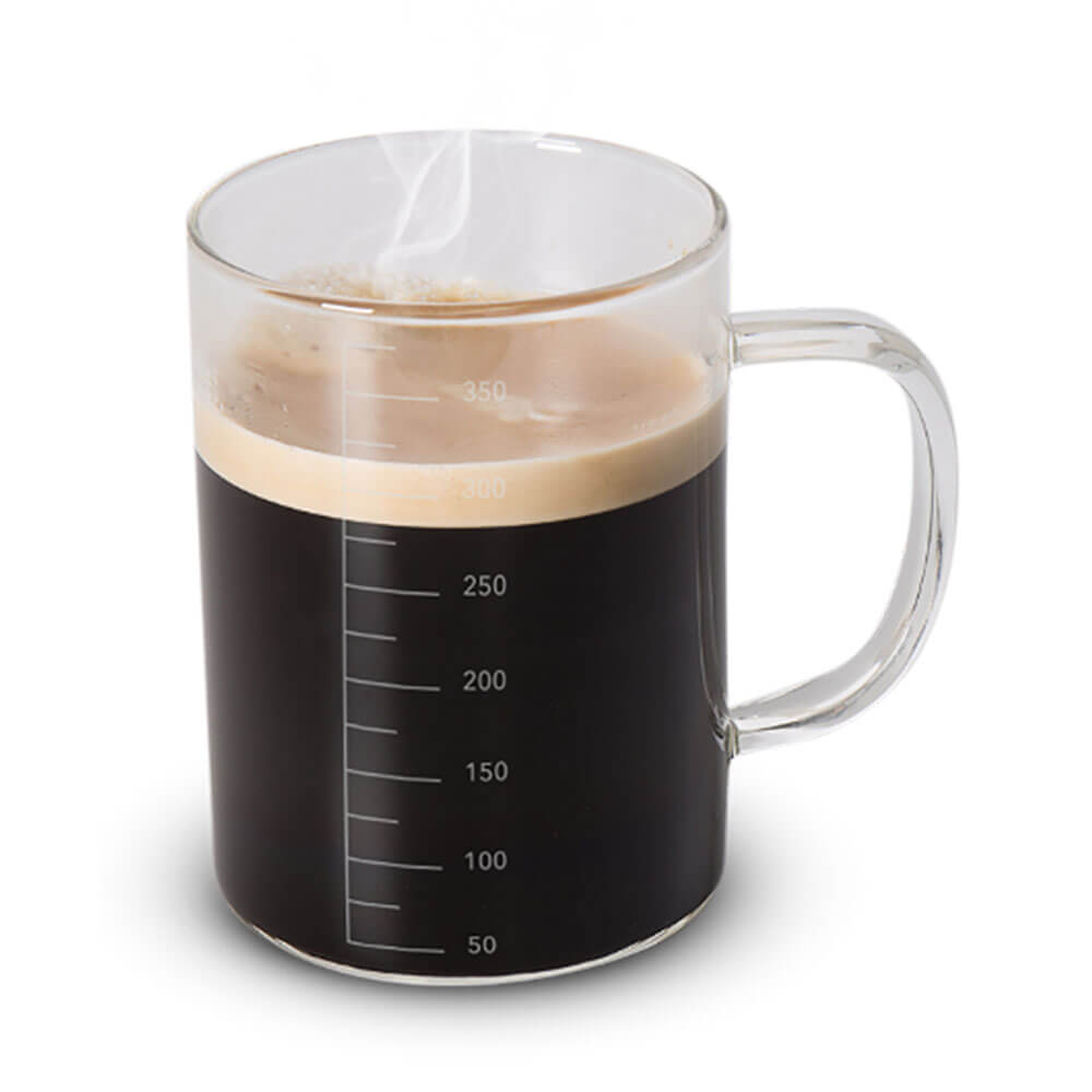 Taza de café con vaso de precipitados