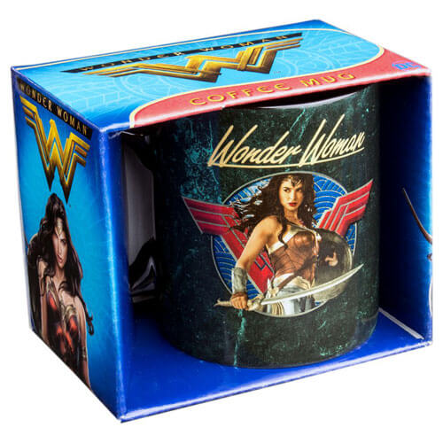 Taza de café negra con espada de la película Wonder Woman dibujada