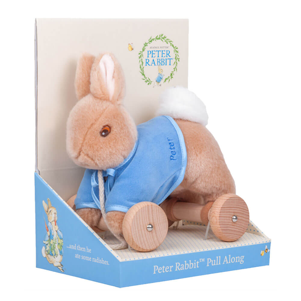 Beatrix Potter drar med sig leksaken Peter Rabbit