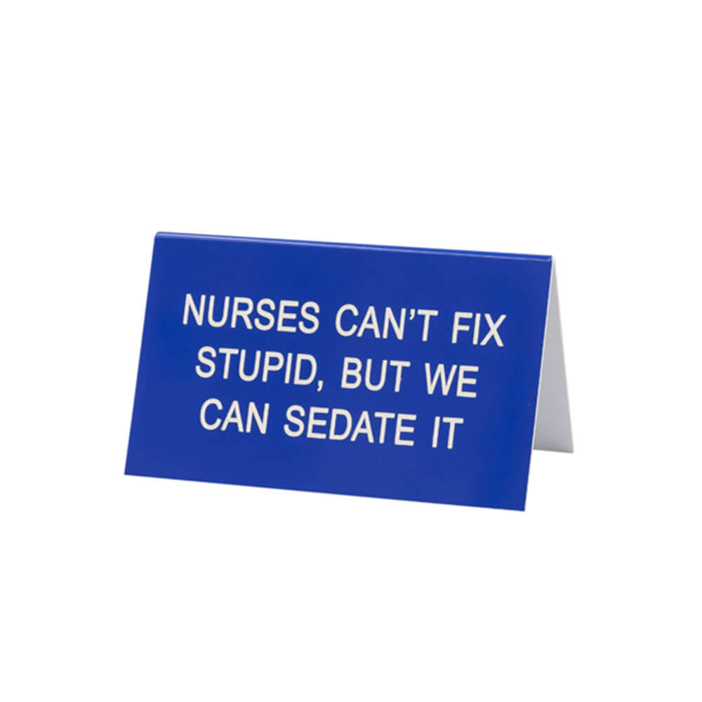Say What sygeplejersker ikke kan ordne dumt stort skrivebordsskilt (blåt)